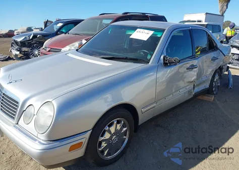 1998 Mercedes-Benz E 320 z USA, uszkodzony, nr VIN WDBJF65F4WA699931